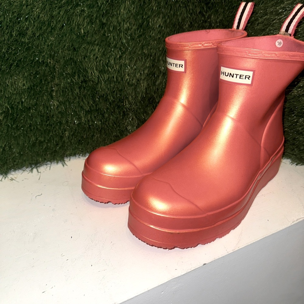 Iridescent Rose colored Hunter rain boot. Gently worn.